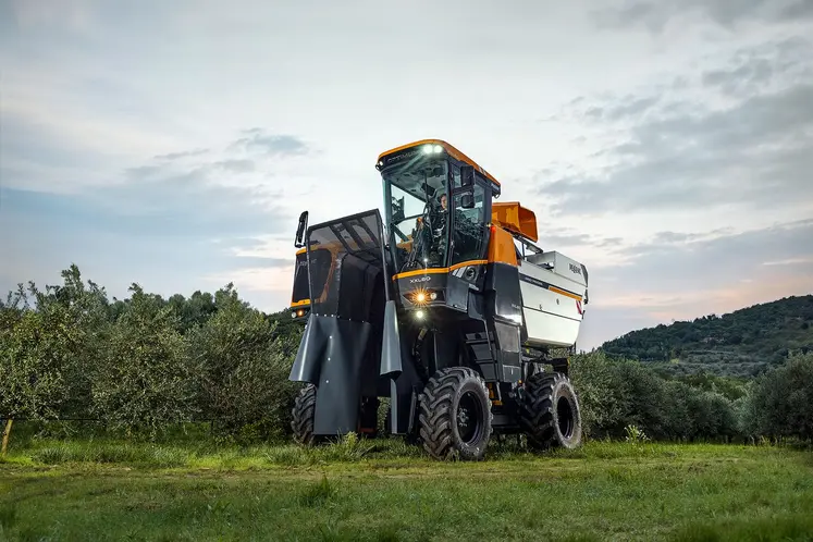 Pellenc dévoile la machine de récolte Optimum XXL80, qui convient aussi bien à la récolte des olives et amandes en cultures super-intensives avec la nouvelle tête de récolte Arbo'Process, qu'en vendange avec la tête de récolte Selectiv'Process. 