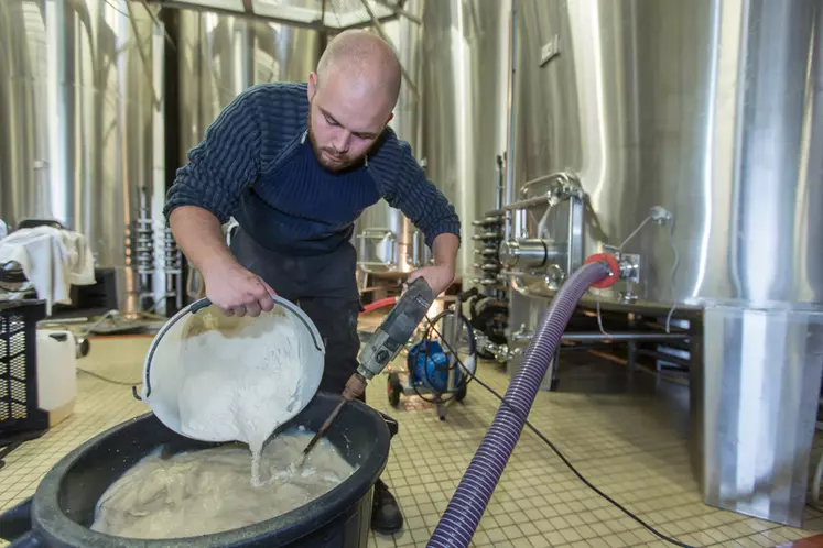 Avec certaines précautions lors de la préparation du collage, il est possible de diminuer les doses de bentonite. Il est recommandé de réhydrater la bentonite par ajouts ...