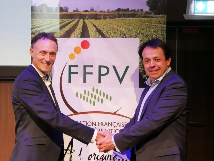 <em class="placeholder">Christophe Raucaz et David Amblevert échangent une poignée de main à l&#039;occasion de la passation de la présidence à la FFPV.</em>