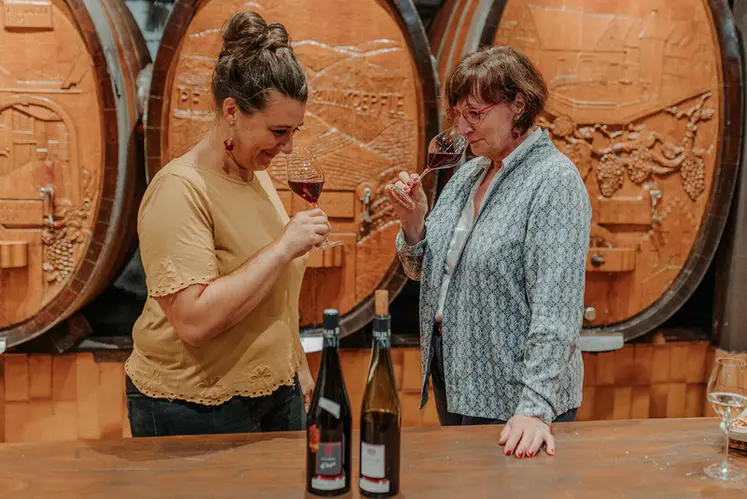 Elise Garnier et sa mère Régine sont à la tête du domaine Materne Haegelin, à Orschwihr, dans le Haut-Rhin, en Alsace.