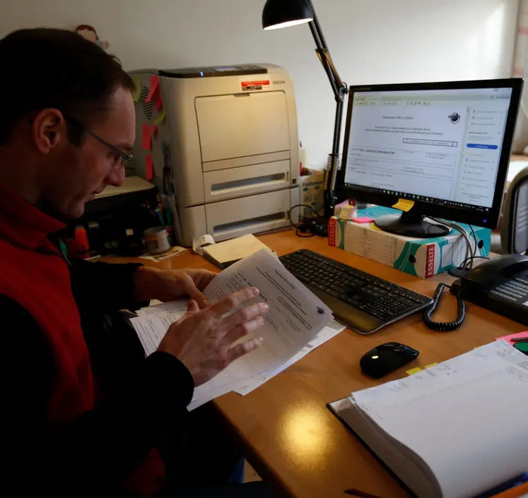 <em class="placeholder">Vigneron telédeclarant sur le logiciel Gamma des douanes la quantité de vin de Champagne qu&#039;il vient de charger dans le camion du transporteur en vue de son envoi aux USA. ...</em>