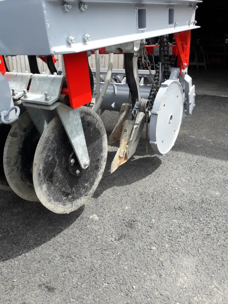 <em class="placeholder">Le semoir est doté de disques ouvreurs et de dents Eco-Dyn.</em>