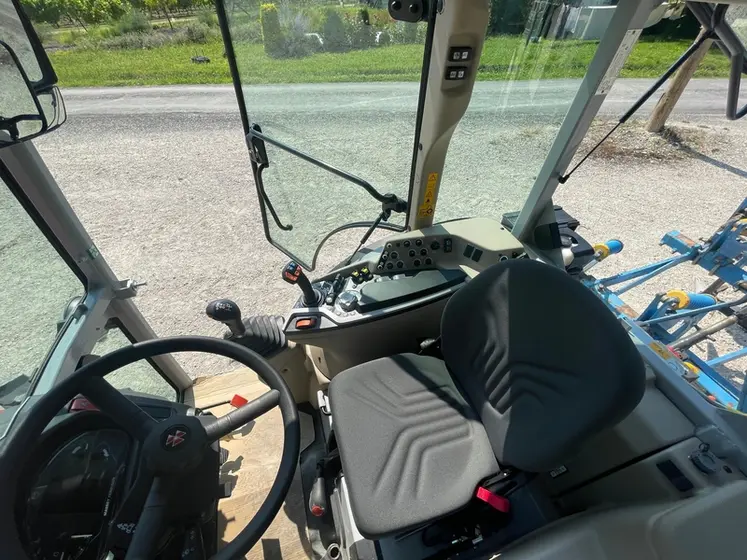 <em class="placeholder">Cabine du tracteur spécialisé fruitier Massey Ferguson MF3 MF3FR.105 </em>
