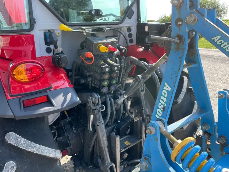 <em class="placeholder">Bloc de relevage et distributeurs du tracteur spécialisé fruitier Massey Ferguson MF3 MF3FR.105</em>