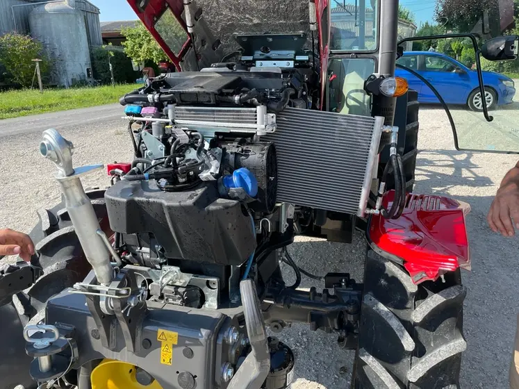 <em class="placeholder">Organes d&#039;entretien, radiateur et moteur du tracteur spécialisé fruitier Massey Ferguson MF3 MF3FR.105</em>
