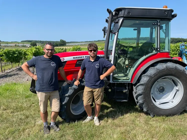 <em class="placeholder">Tracteur spécialisé fruitier Massey Ferguson MF3 MF3FR.105 dans les vignes avec Jules Marie et Christopher Massé</em>