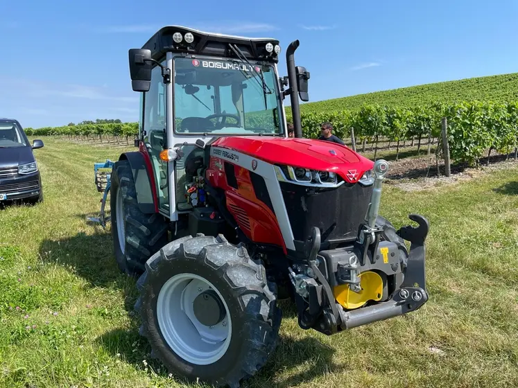 <em class="placeholder">Tracteur spécialisé fruitier Massey Ferguson MF3 MF3FR.105 dans les vignes</em>