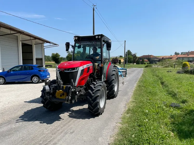 <em class="placeholder">Tracteur spécialisé fruitier Massey Ferguson MF3 MF3FR.105 sur la route</em>
