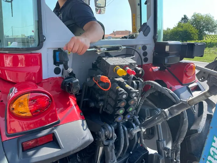 <em class="placeholder">Bloc arrière du tracteur spécialisé fruitier Massey Ferguson MF3 MF3FR.105</em>