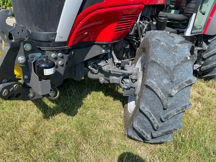 <em class="placeholder">Pont avant suspendu du tracteur spécialisé fruitier Massey Ferguson MF3 MF3FR.105</em>