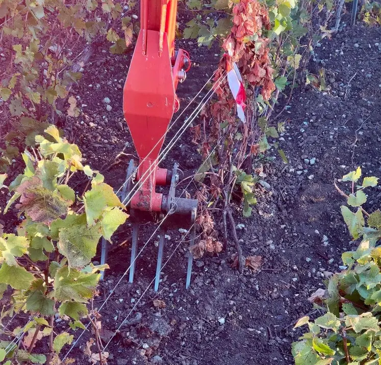<em class="placeholder">Godet de mini-pelle dans les vignes</em>