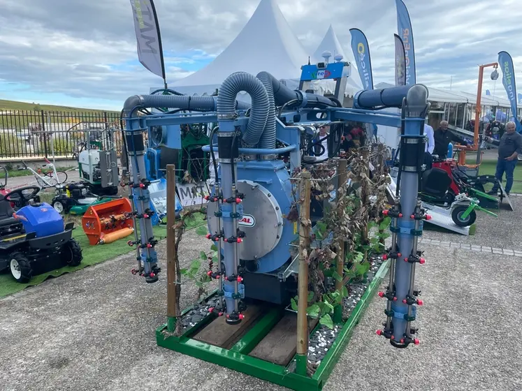 <em class="placeholder">Ideal pulvérisation dispose désormais dans sa gamme d&#039;un modèle pour vignes étroites, compatible avec tous types de chenillards.</em>