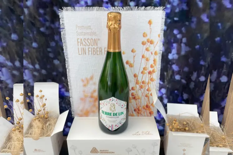 <em class="placeholder">Étiquette en lin Fasson Lin Fiber sur une bouteille de champagne.</em>