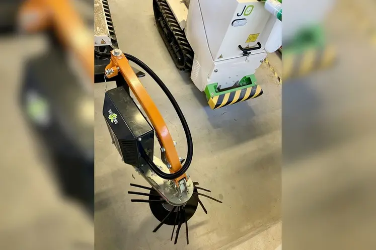 <em class="placeholder">Epampreuse électrique Naotech sur robot à chenilles Jo de Naio Technologies.</em>