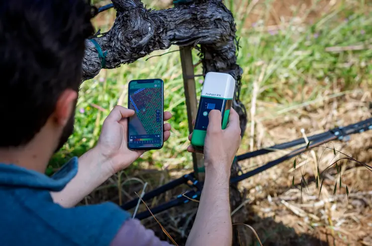 <em class="placeholder">Opérateur géolocalisant un cep de vigne à l&#039;aide de son application sur smartphone connecté à un boîtier de réception RTK PinPoint RTK de Vineview</em>