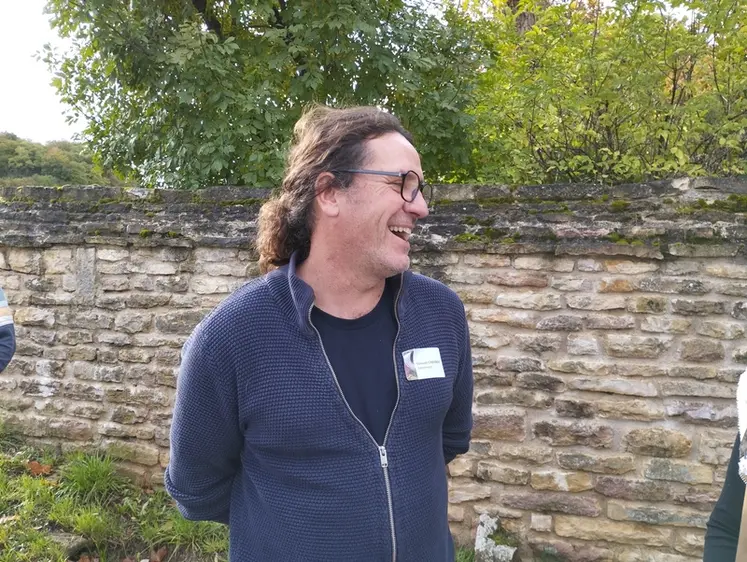 Vincent Chevrot, vigneron du domaine Chevrot, à Cheilly-les-Maranges, en Saône-et-Loire, a internalisé la traction animale, grâce à la formation d'un salarié.