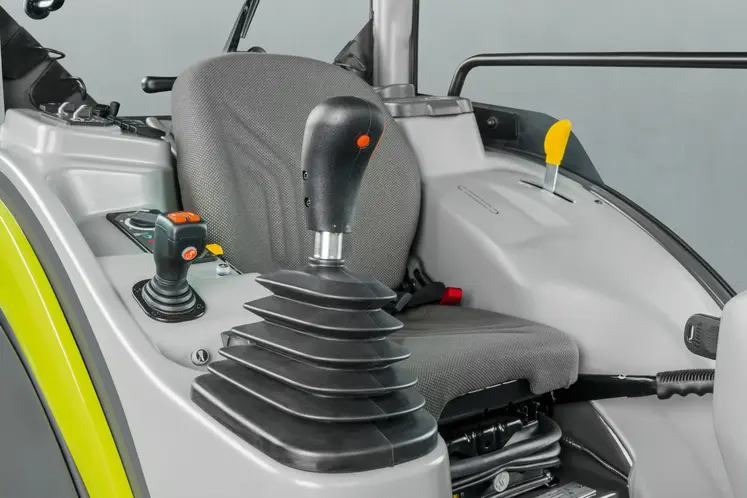 Pommeau de vitesses avec débrayage électrique sur tracteur Claas Nexos 200 Comfort