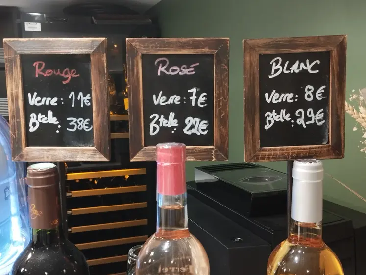 Du vin proposé au verre ou en bouteille dans le bar d'un hôtel.