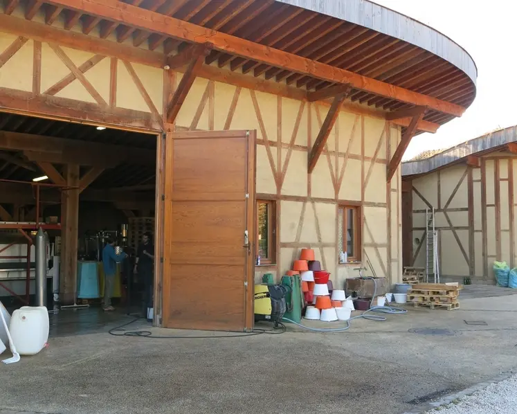 <em class="placeholder">viticulture. chai bioclimatique au  domaine Léon Boesch, Westhalten, Haut-Rhin, écologie, matériaux bio-sourcés, toiture végétalisée, charpente bois, paille, torchis. ...</em>
