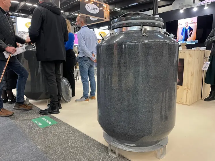 <em class="placeholder">Jarre en granit au salon Vinitech.</em>