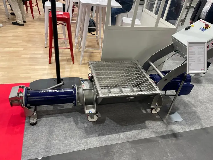 <em class="placeholder">La grille de la pompe à marc de Bucher Vaslin peut facilement s&#039;ôter pour installer la trémie tout en évitant les blessures grâce à la présence de deux contacteurs.</em>