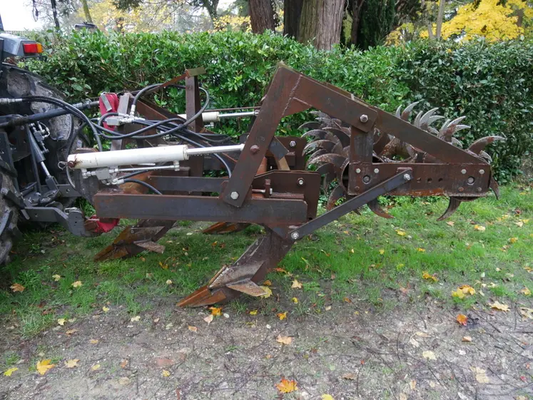 <em class="placeholder">Outil Réhabilitator pour les vignes attelé à un tracteur vu de côté.</em>