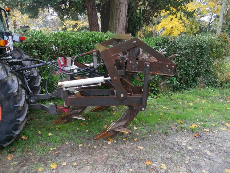 <em class="placeholder">Outil Réhabilitator pour les vignes attelé à un tracteur, une fois replié.</em>