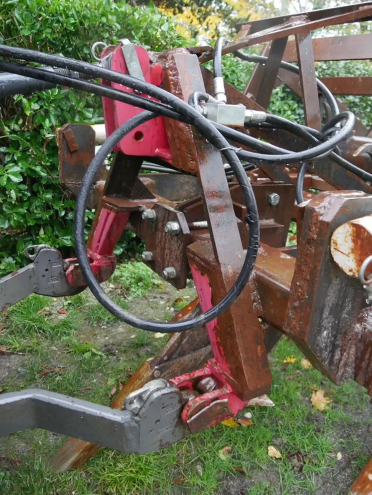 <em class="placeholder">Outil Réhabilitator pour les vignes attelé à un tracteur, vu de devant.</em>