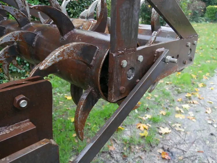 <em class="placeholder">Outil Réhabilitator pour les vignes attelé à un tracteur, vu en détail des rouleaux.</em>
