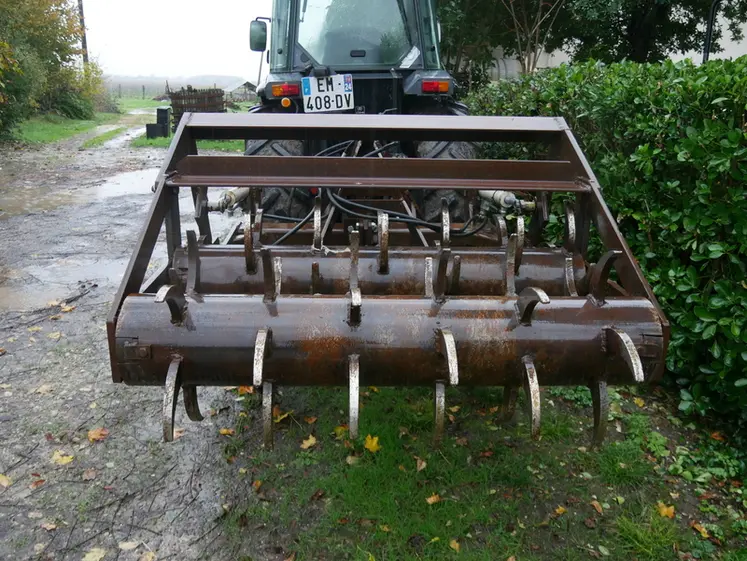 <em class="placeholder">Outil Réhabilitator pour les vignes attelé à un tracteur vu de derrière.</em>