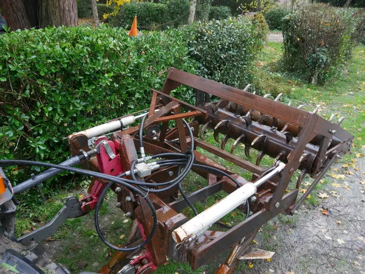 <em class="placeholder">Outil Réhabilitator pour les vignes attelé à un tracteur vu de dessus.</em>
