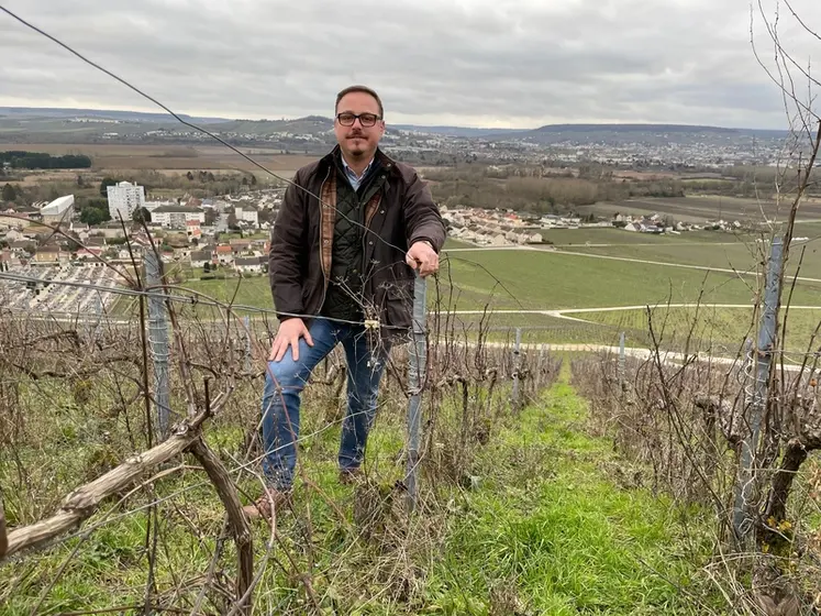 <em class="placeholder">Joseph Malfait dans les vignes de Champagne.</em>