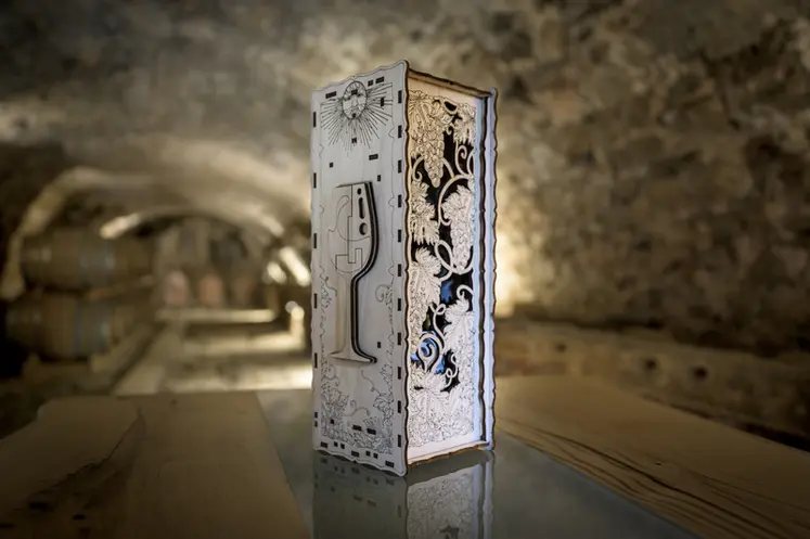 <em class="placeholder">La boîte Œnologic peut rendre la dégustation d&#039;un vin très ludique puisque les convives doivent d&#039;abord réussir à accéder à la bouteille.</em>
