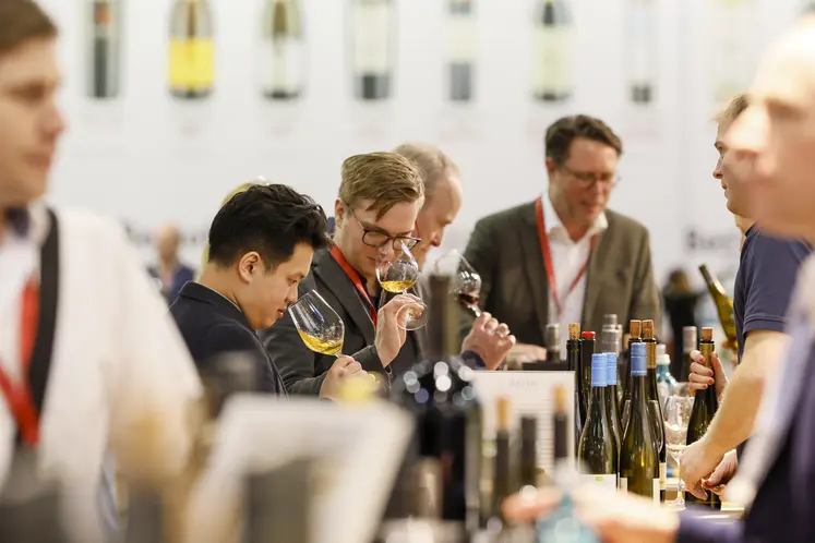 Dégustation de vin sur un stand du salon ProWein à Dusseldorf