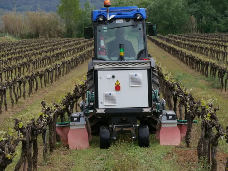 <em class="placeholder">Passage dans les vignes de la machine XPS de Zasso pour le désherbage électrique.</em>