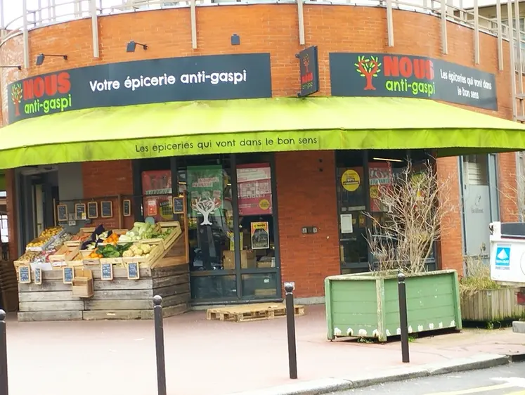 <em class="placeholder">Les concepts de magasins commercialisant des invendus se multiplient.</em>