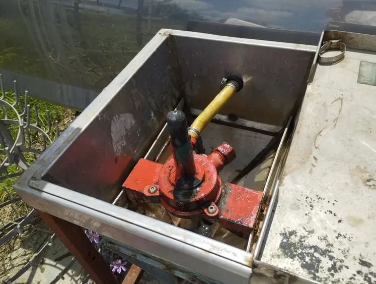 <em class="placeholder">Le rince-barrique est installé dans le bac en inox, et sert à rincer les bidons.</em>