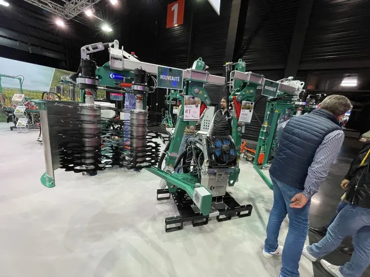 <em class="placeholder">Prétailleuse Clemens sur châssis Twin Peaks au salon Vinitech 2024 </em>