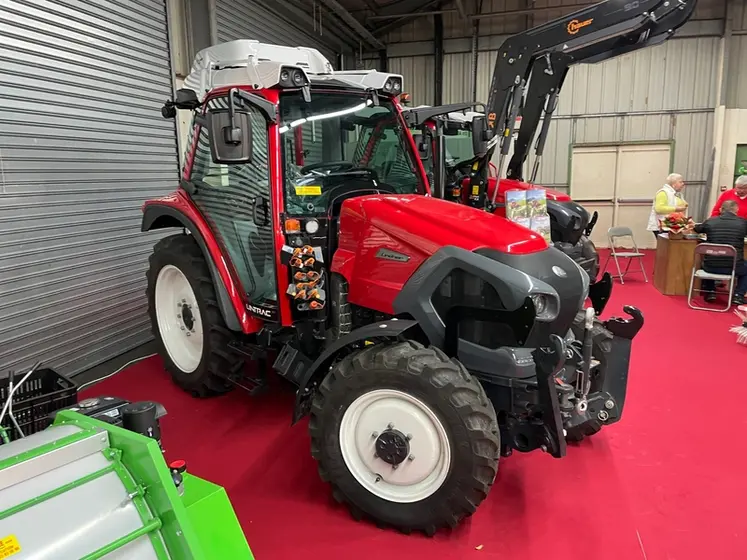 <em class="placeholder">Tracteur Lindner Lintrac 100 avec pont avant suspendu et surpressurisation de cabine de catégorie 4. </em>
