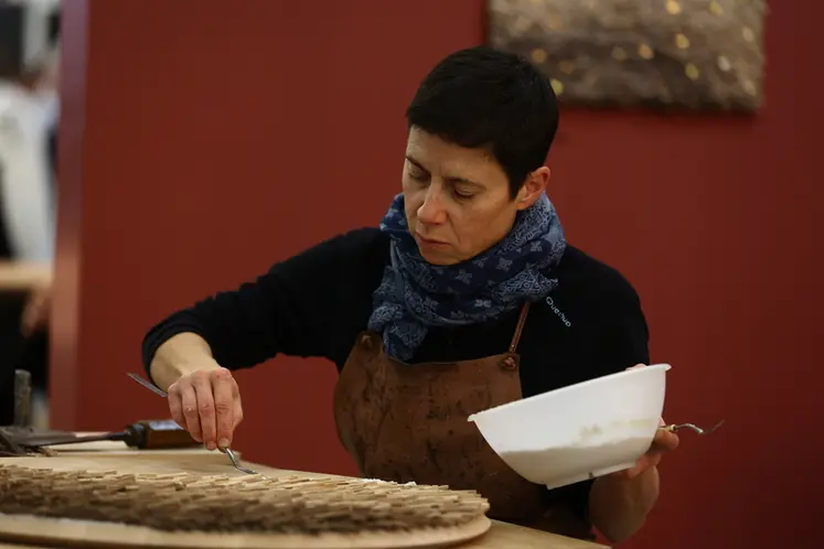 <em class="placeholder">Mosaïste, sœur Samuelle a enrichi son savoir-faire en travaillant avec du bois issu de merrains.</em>