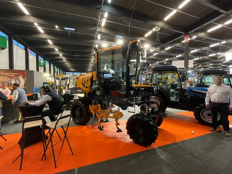 <em class="placeholder">Tracteur enjambeur Pellenc 45 au salon Vinitech 2024</em>