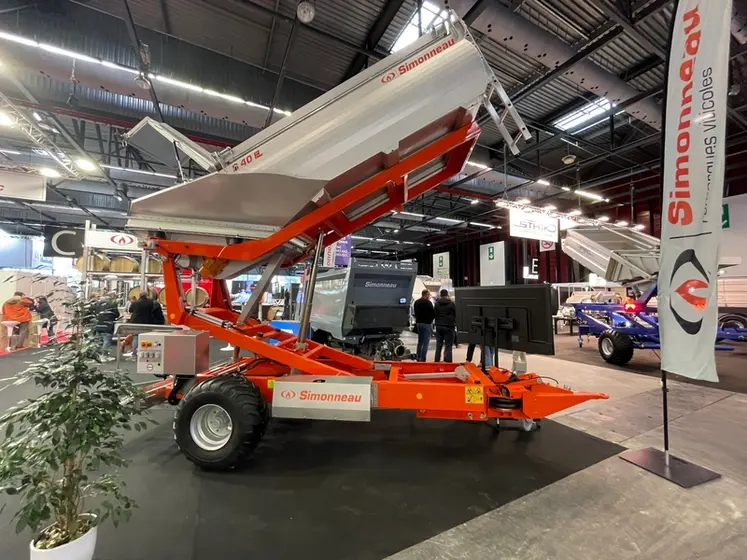 <em class="placeholder">Benne vibrante élévatrice Simonneau au salon Vinitech Sifel 2024</em>