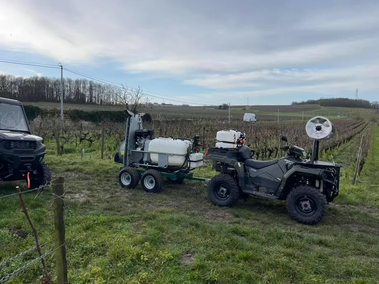 <em class="placeholder">Quad Polaris Sportsman 570 et pulvérisateur autonome Carrarospray monté sur châssis traîné. </em>