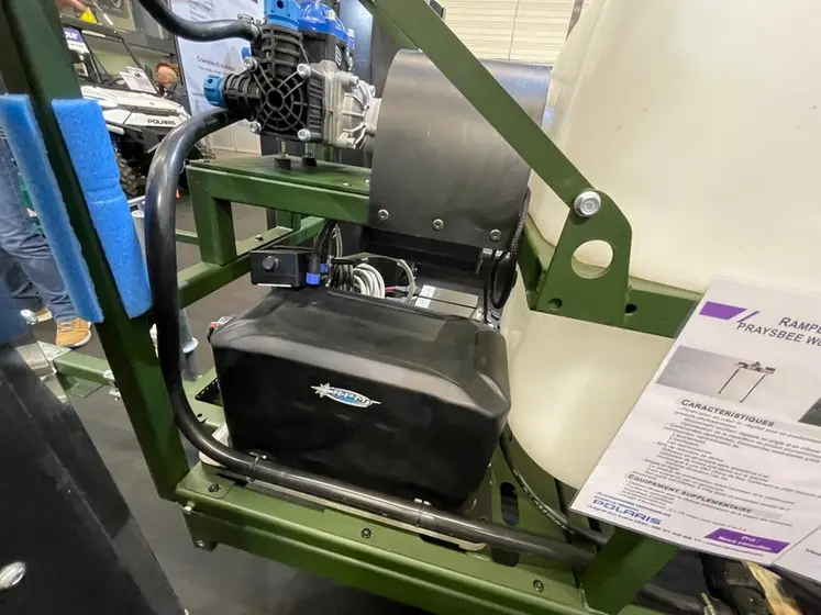 <em class="placeholder">Batterie lithium ion sur pulvérisateur traîné derrière quad</em>