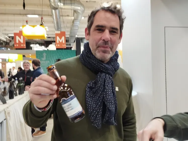 <em class="placeholder">Julien Henry, vigneron du domaine Isle Saint Pierre et son vin Doux comme un agneau</em>