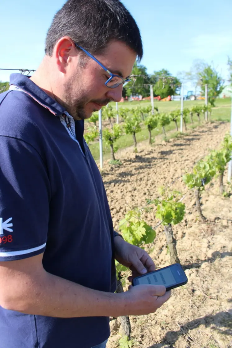 <em class="placeholder">Viticulteur sur son smartphone dans les vignes.</em>