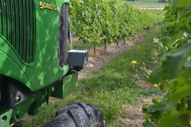 <em class="placeholder">Capteur optique Greenshield sur un tracteur en train de scanner les vignes.</em>