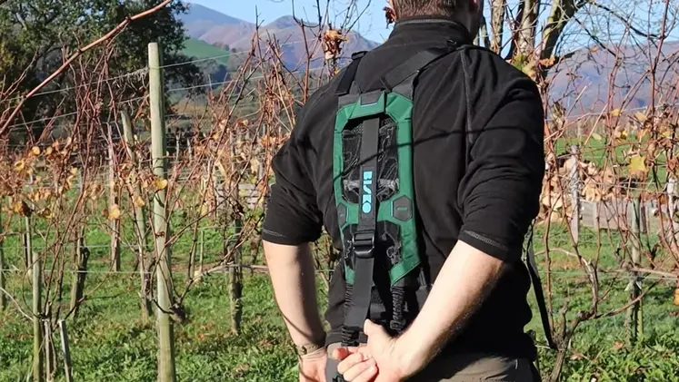 <em class="placeholder">Opérateur dans les vignes réglant la tension d'un exosquelette Bisko</em>