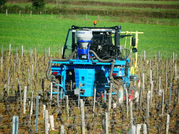 <em class="placeholder">Tracteur enjambeur Bobard travaillant le sol dans les vignes</em>