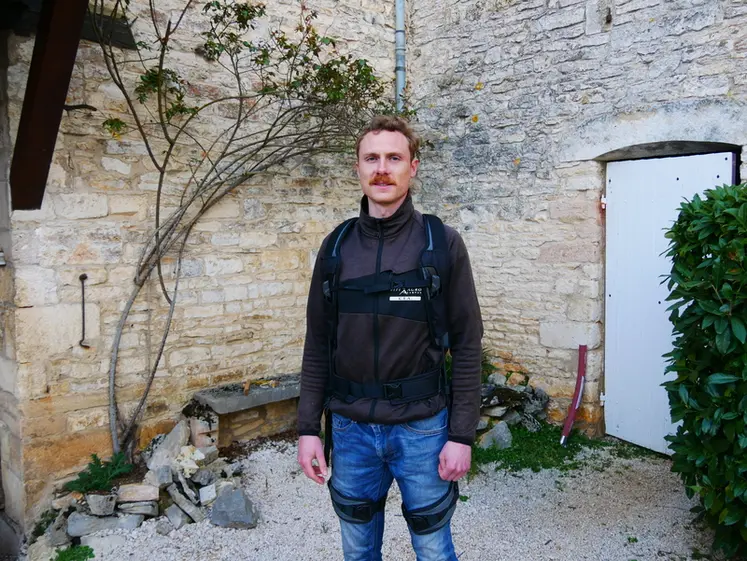 <em class="placeholder">Valentin Cadel, vigneron à Fontaines en Saône-et-Loire, équipé d&#039;un exosquelette Hapo SD.</em>